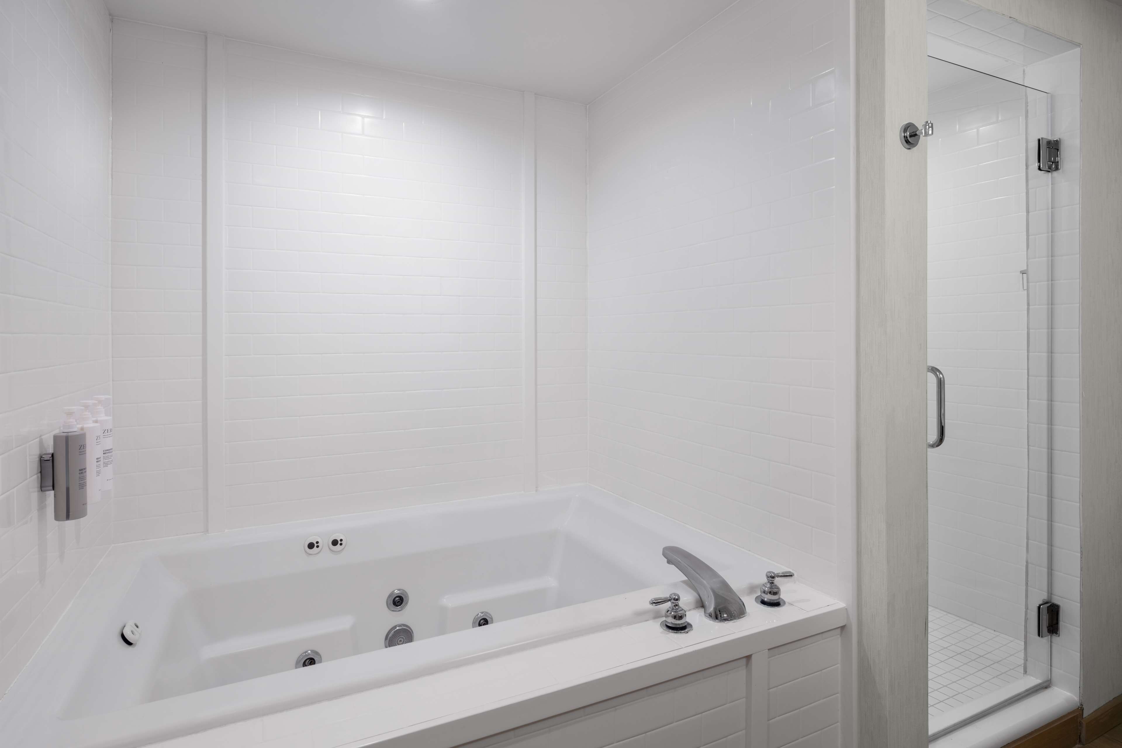 deluxe room, 1 king bed, non smoking, jetted tub | bathroom | free toiletries, hair dryer, towels, soap