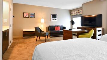 Suite, 2 letti queen, non fumatori | Area soggiorno | TV a schermo piatto 55 pollici con canali satellitari, TV