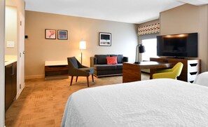 Suite, 2 Tempat Tidur Queen, Bebas Asap Rokok | Area keluarga | Televisi layar datar 55-inci dengan saluran TV satelit dan TV