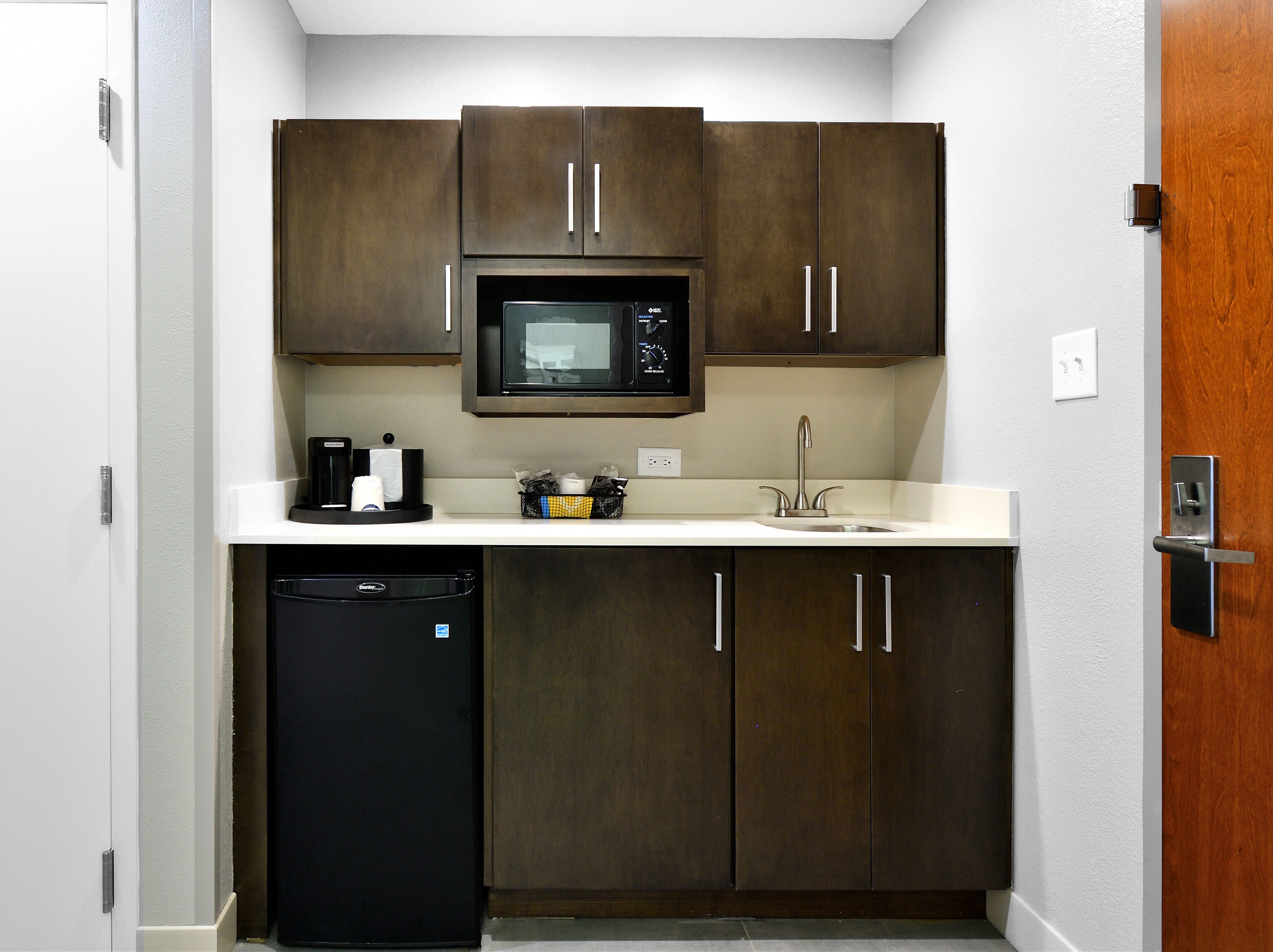 studio, 1 king bed, non smoking | iron/ironing board, free cots/infant beds, free rollaway beds, free wifi