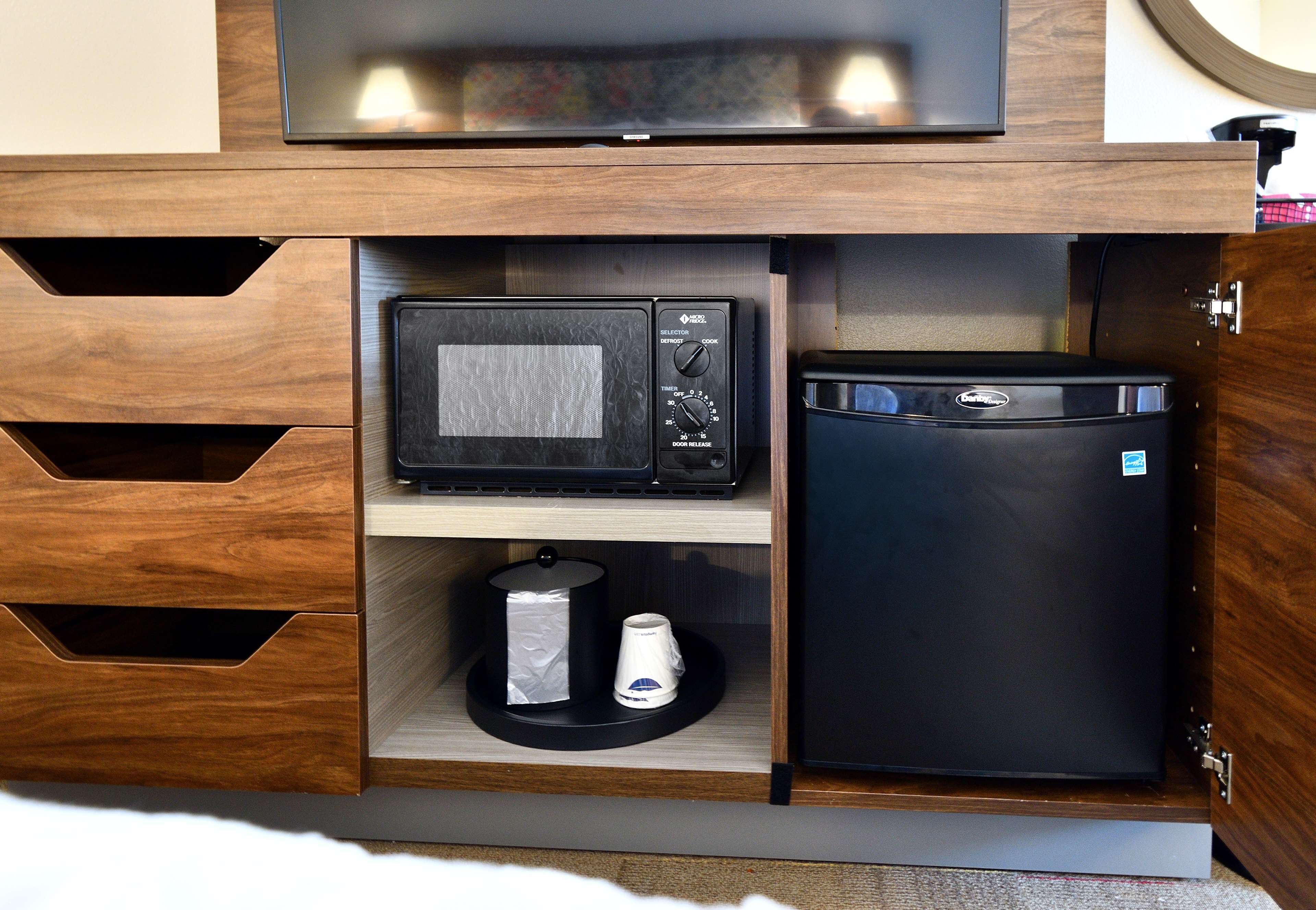 one king bed, non-smoking, accessible | minibar