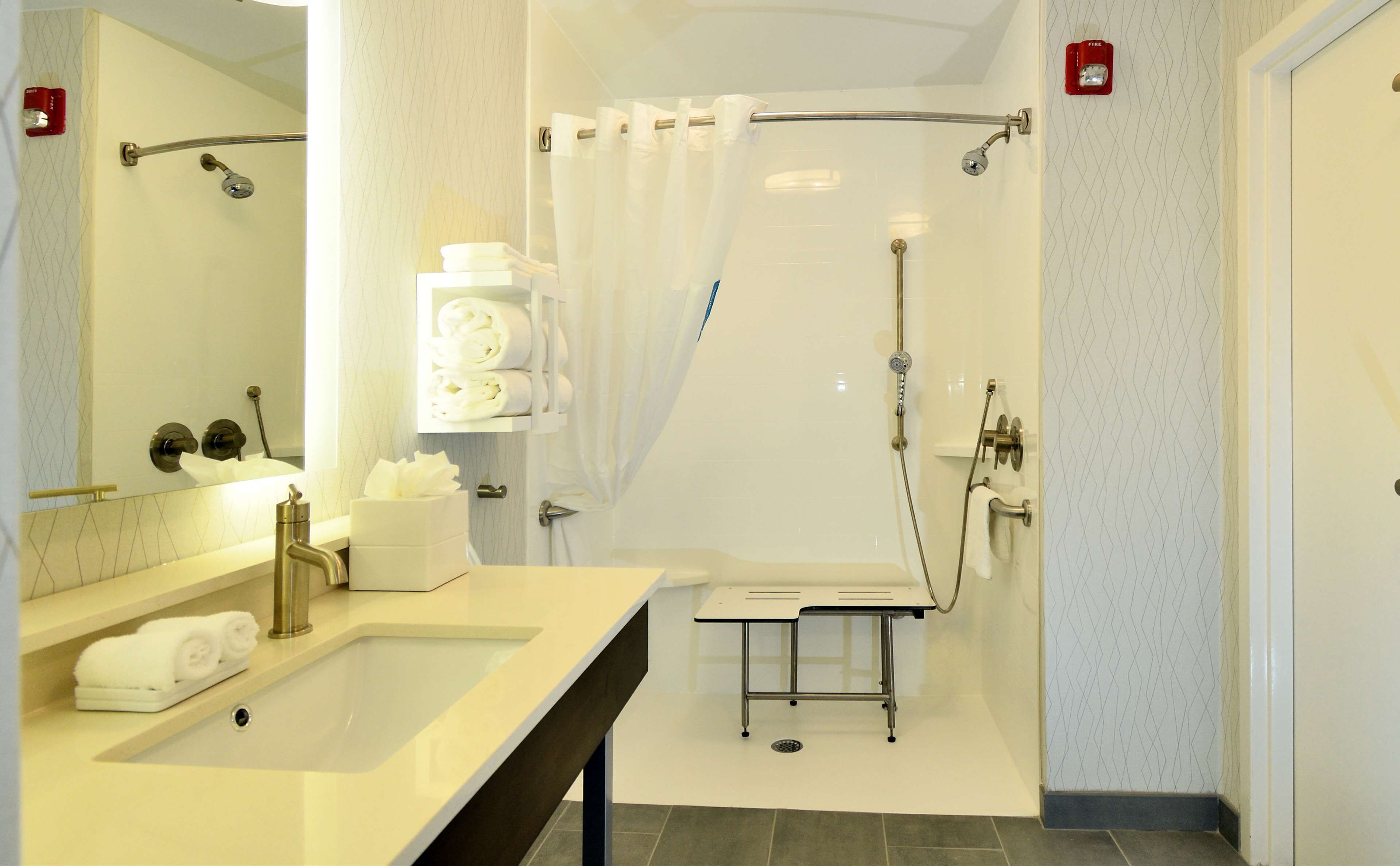 Room, 1 King Bed, Accessible, Non Smoking | Bathroom shower
