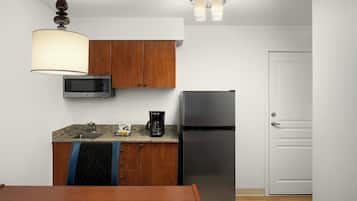 Estudio, 1 cama Queen size y sofá cama | Cocina privada | Refrigerador, microondas, parrilla de estufa y lavavajillas