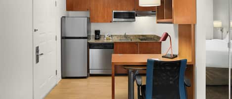 Réfrigérateur, four à micro-ondes, surface de cuisson, lave-vaisselle