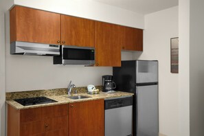 Frigorífico, microondas, placa de cocina y lavavajillas