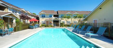 Een seizoensgebonden buitenzwembad