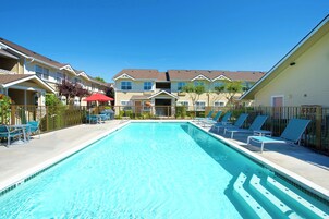 Una piscina al aire libre de temporada