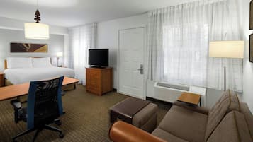 Skrivebord, blendingsgardiner og strykejern/-brett