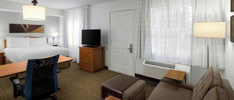 Bureau, rideaux occultants, fer et planche à repasser