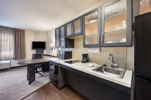 Full-size fridge, microwave, stovetop, dishwasher