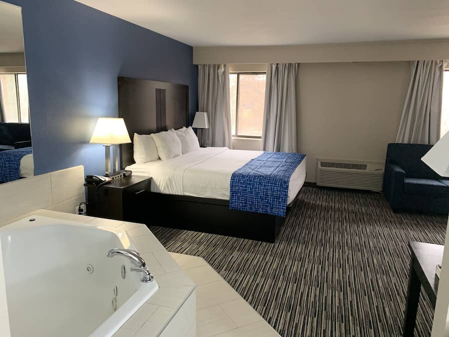 Suite, 1 trĂšs grand lit, non-fumeur, bain Ă remous