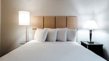 Suite, 1 cama Queen size y sofá cama, con acceso para personas discapacitadas (One Bedroom) | 1 habitación, ropa de cama de alta calidad y escritorio