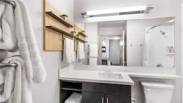 Een bad/douchecombinatie, gratis toiletartikelen, een haardroger