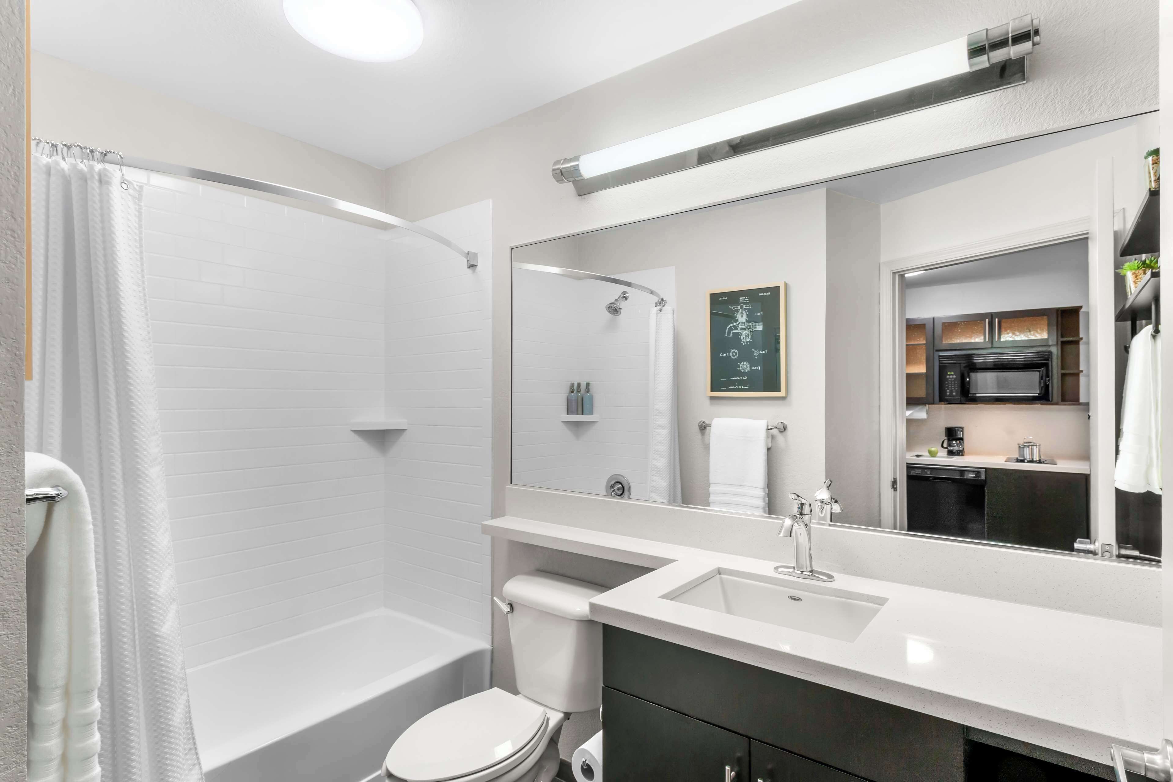 studio, 1 king bed | bathroom | combined shower/bathtub, free toiletries, hair dryer, towels
