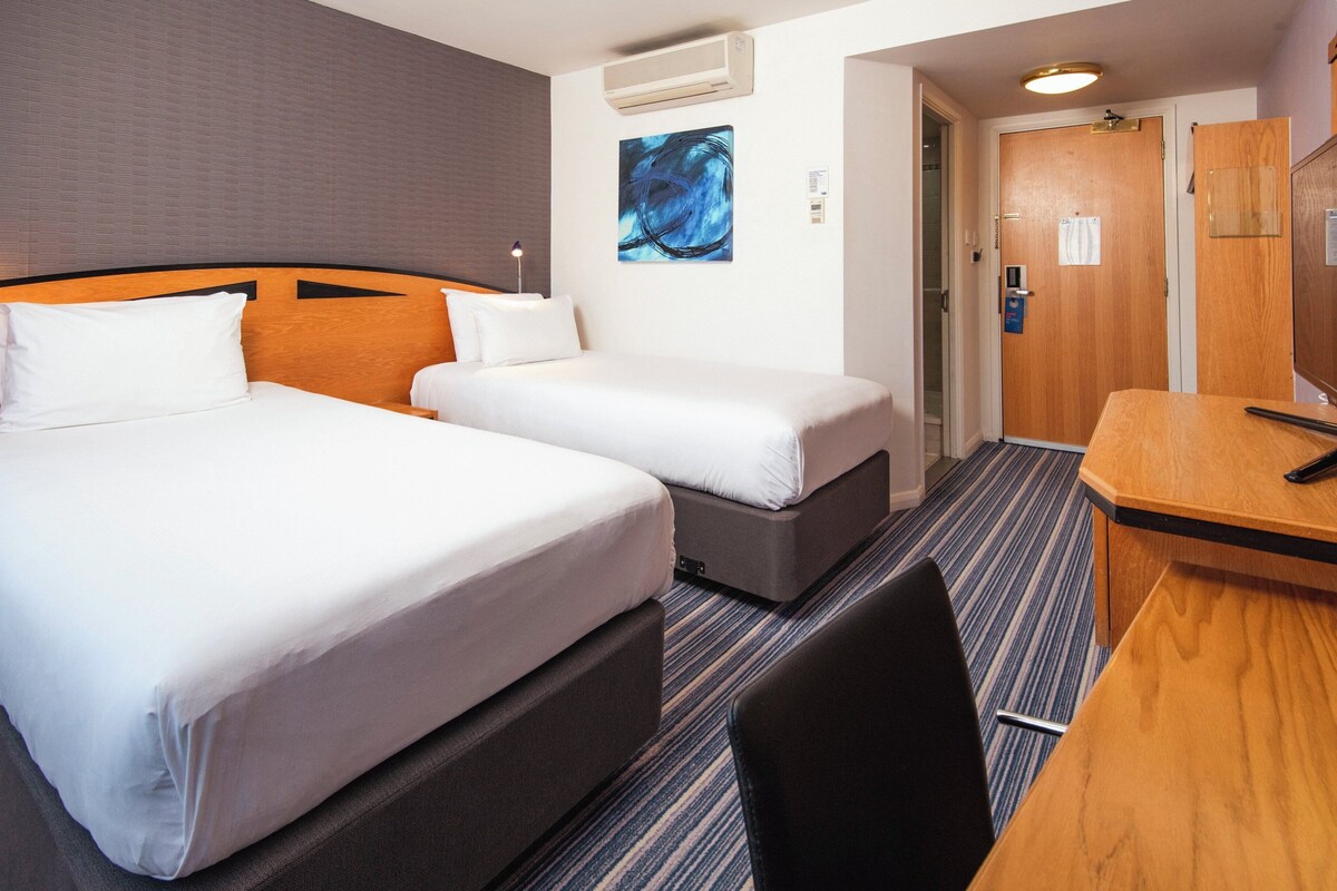 Standard Room, 2 Twin Beds (with Free Hot Breakfast) | Desk, laptop workspace, blackout drapes, iron/ironing board