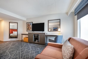 Suite studio, 1 trÚs grand lit | Aire de séjour | Téléviseur ACL de 40 po avec télévision par satellite, téléviseur