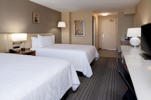 In-room safe, desk, laptop workspace, iron/ironing board - Hilton Garden Inn Roseville (Roseville)