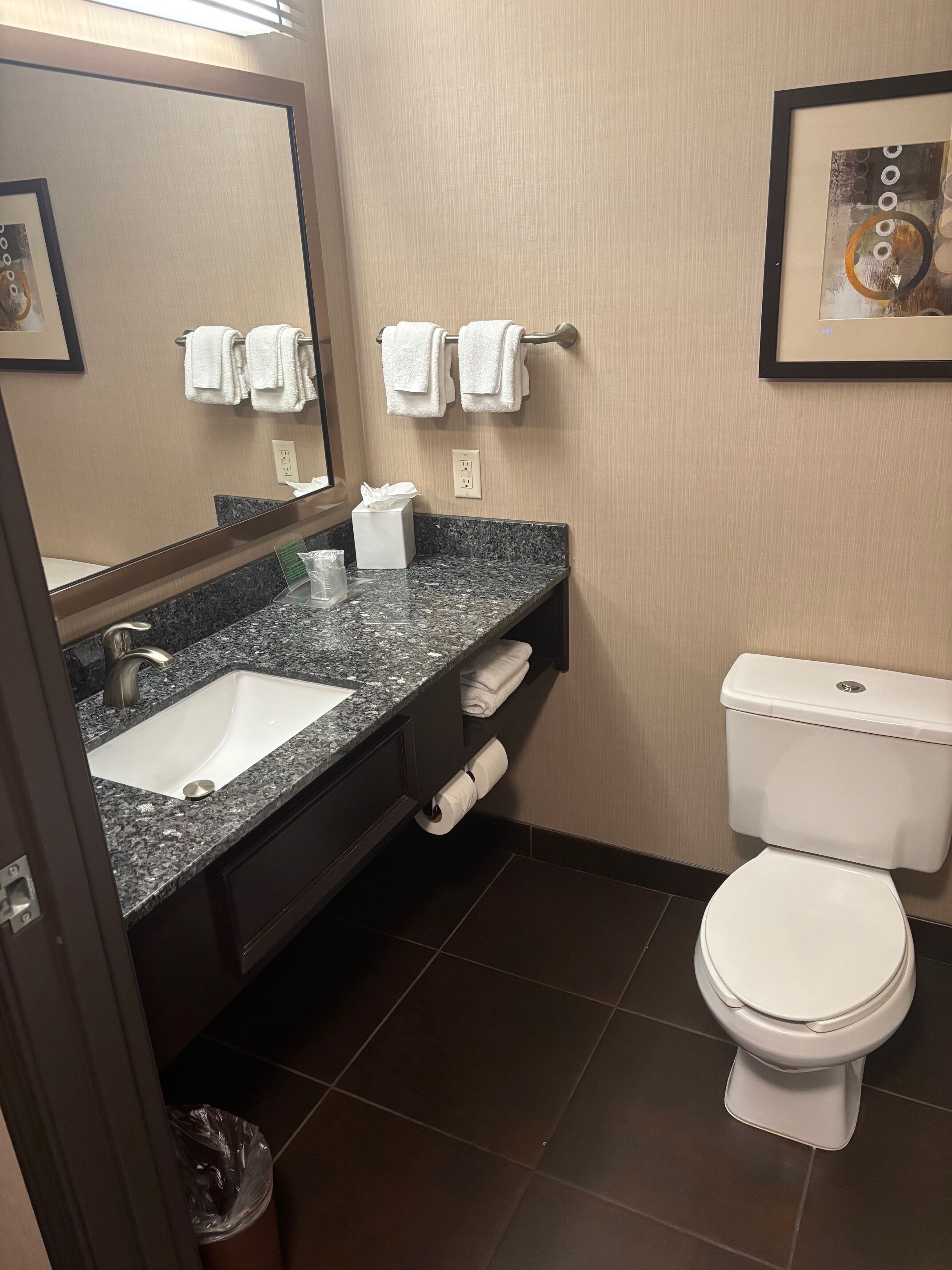 淋浴/盆浴组合、免费洗浴用品、吹风机、毛巾