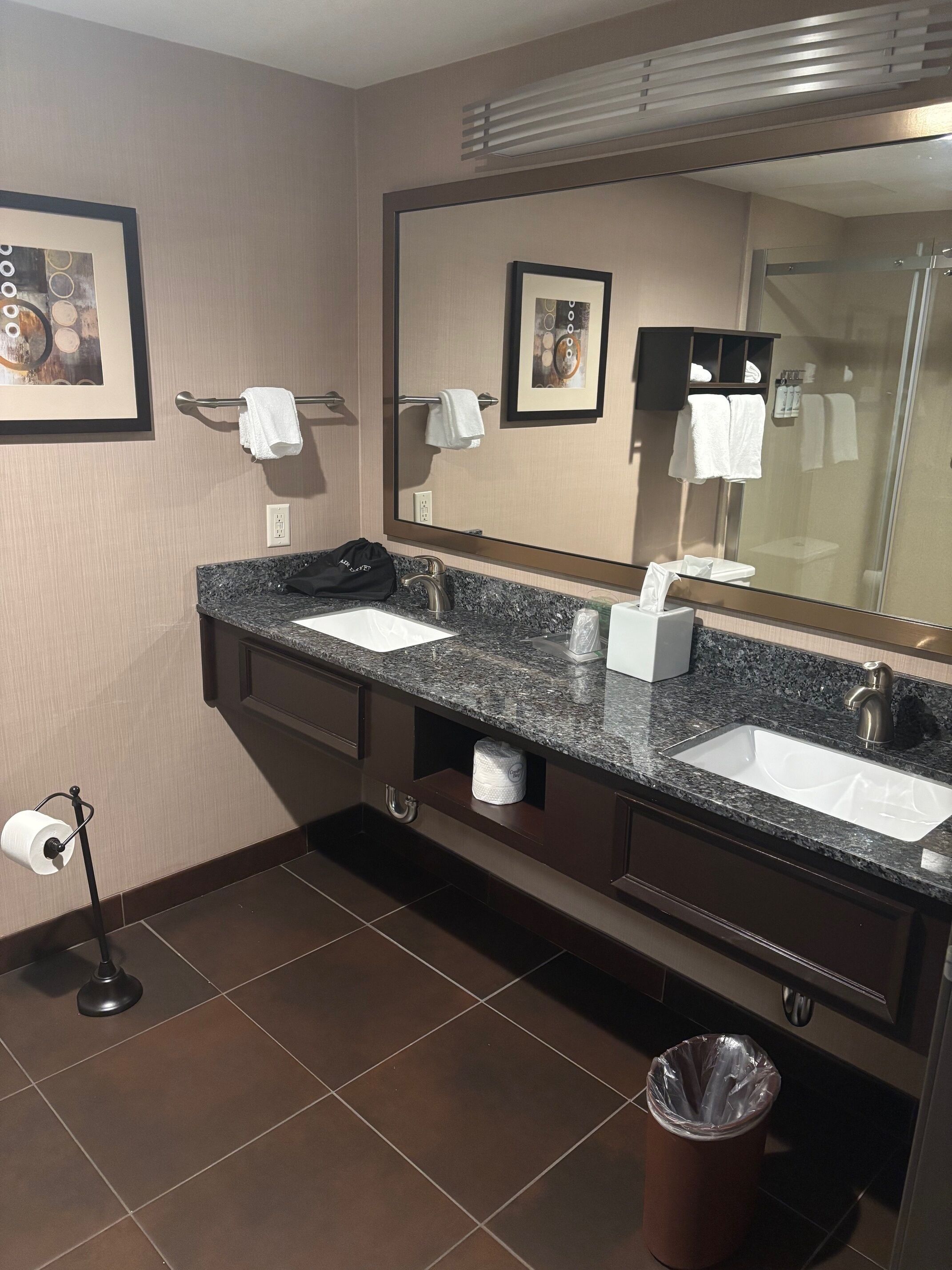 淋浴/盆浴组合、免费洗浴用品、吹风机、毛巾