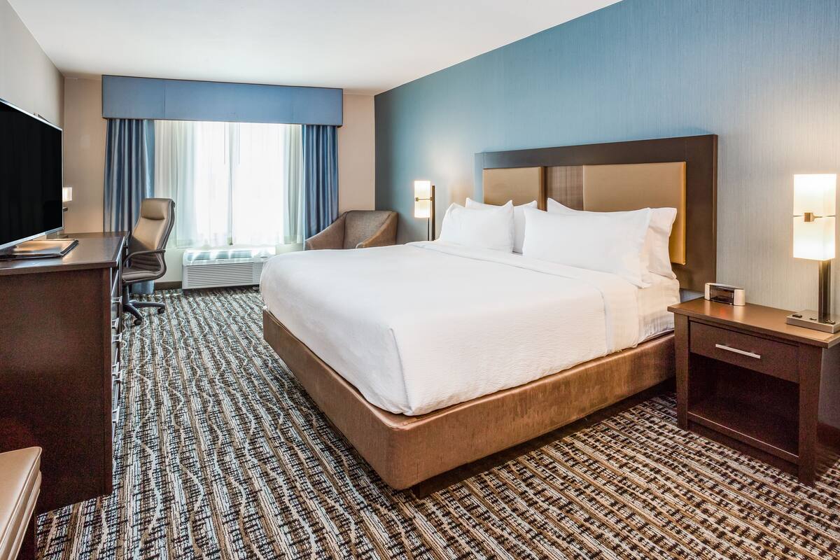 1 bedroom, pillow-top beds, desk, blackout curtains