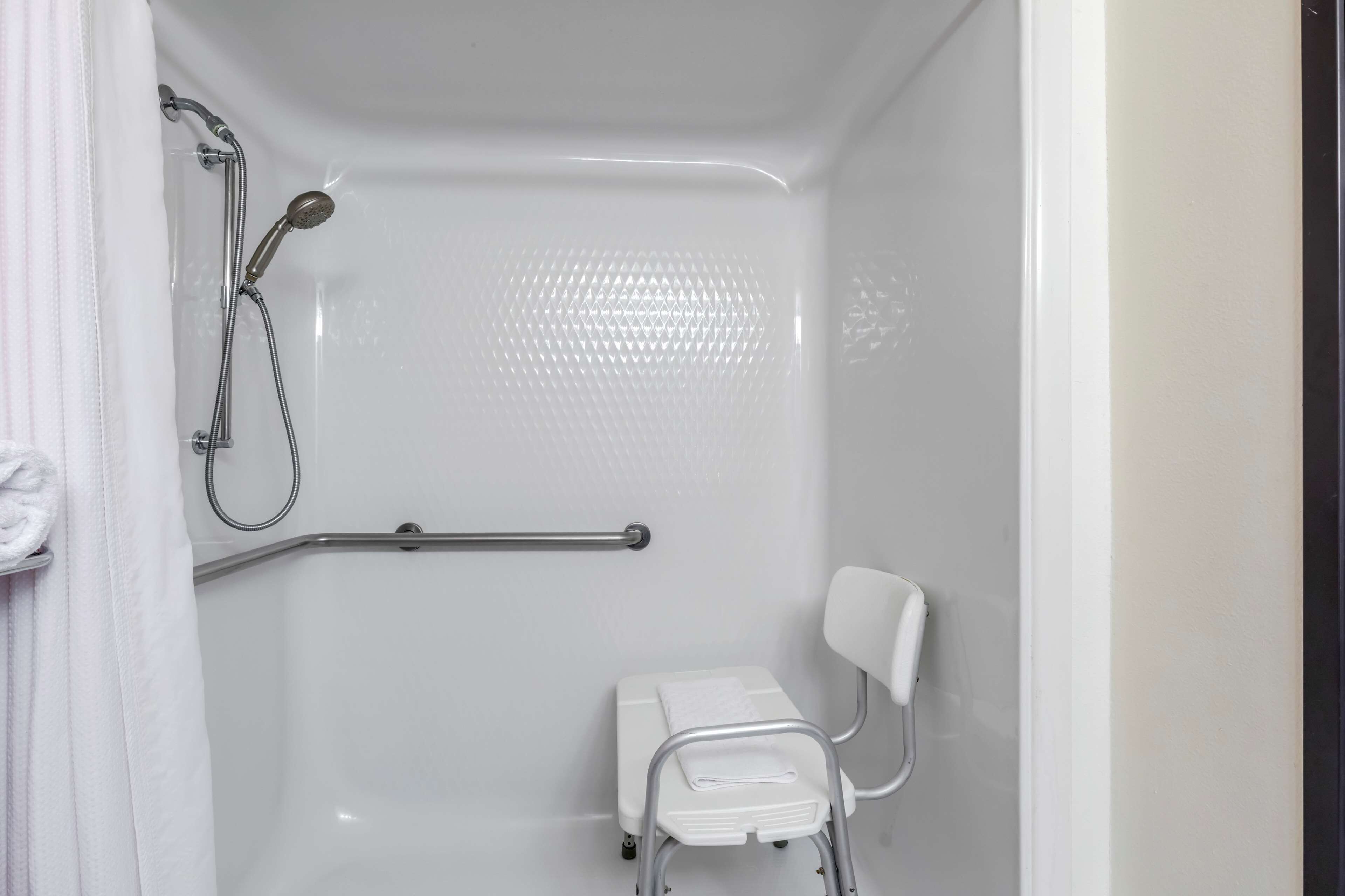 standard room, 1 king bed, accessible, non smoking | bathroom | free toiletries, hair dryer, towels, soap