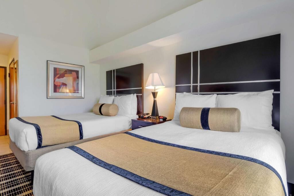 Premium bedding, in-room safe, desk, laptop workspace