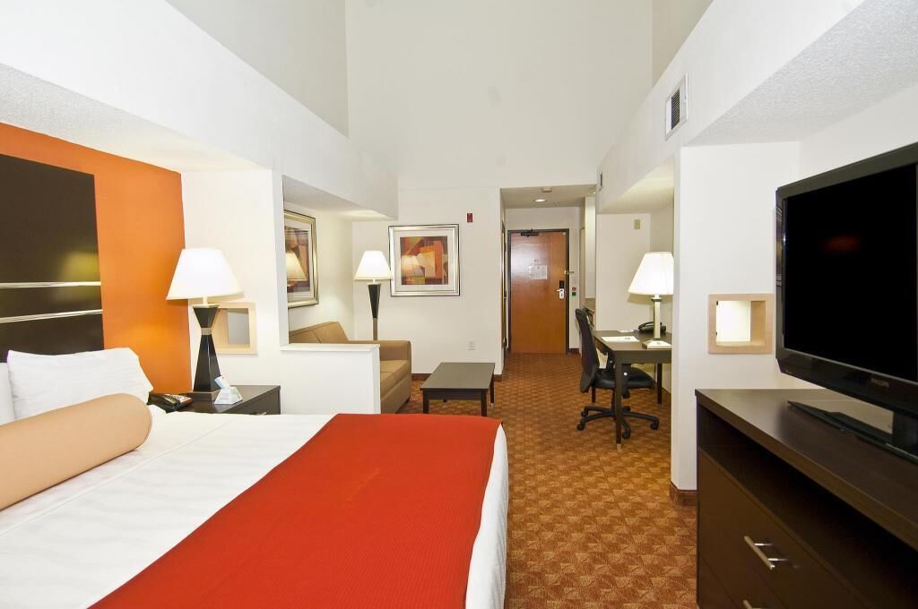 Premium bedding, in-room safe, desk, laptop workspace