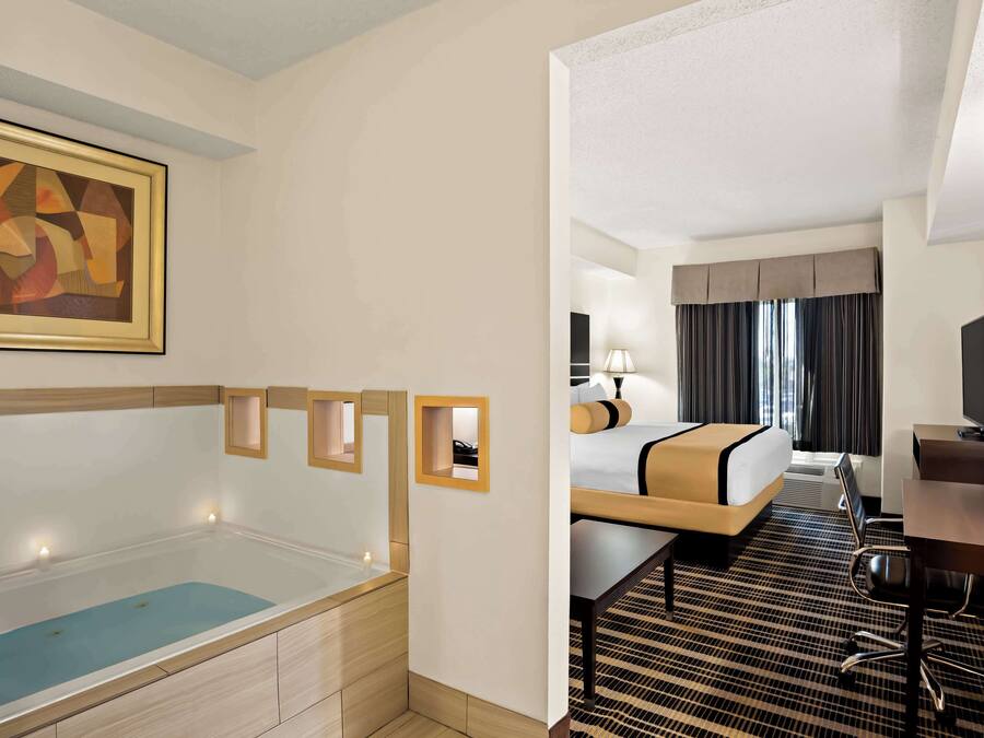 Junior Suite, 1 King Bed, Non Smoking, Jetted Tub (with Single Sofabed) | Premium bedding, in-room safe, desk, laptop workspace