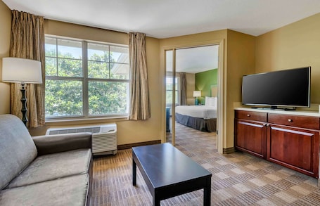 Escritorio, tabla de planchar con plancha, wifi gratis y ropa de cama . Extended Stay America Suites Dallas Plano