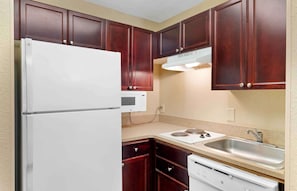 Estudio Deluxe, 1 cama King size y sofá cama, para no fumadores | Cocina privada | Refrigerador, microondas, parrilla de estufa y cafetera y tetera