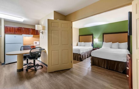 Escritorio, tabla de planchar con plancha, wifi gratis y ropa de cama . Extended Stay America Suites Dallas Plano