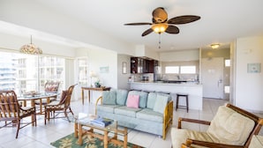 2 Bedroom, 2 Bath Deluxe Ocean View | منطقة المعيشة | تلفزيون بشاشة مسطحة