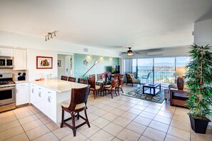 2 Bedroom, 2 Bath Deluxe Ocean View | Khu phòng khách | TV màn hình phẳng 