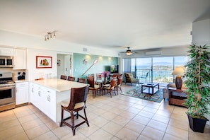 2 Bedroom, 2 Bath Deluxe Ocean View | Khu phòng khách | TV màn hình phẳng