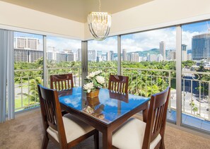 2 Bedroom, 1 Bath Deluxe Ocean View | Dining room