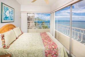 Suite Deluxe, 2 habitaciones, vistas a la playa | Caja fuerte, decoración individual, mobiliario individual y escritorio