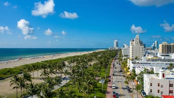 Plage à proximité, chaises longues, serviettes de plage