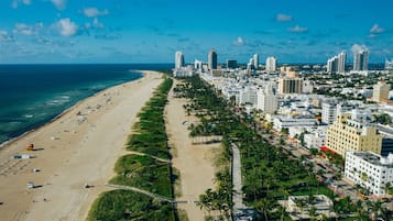 Playa en los alrededores, camastros y toallas de playa