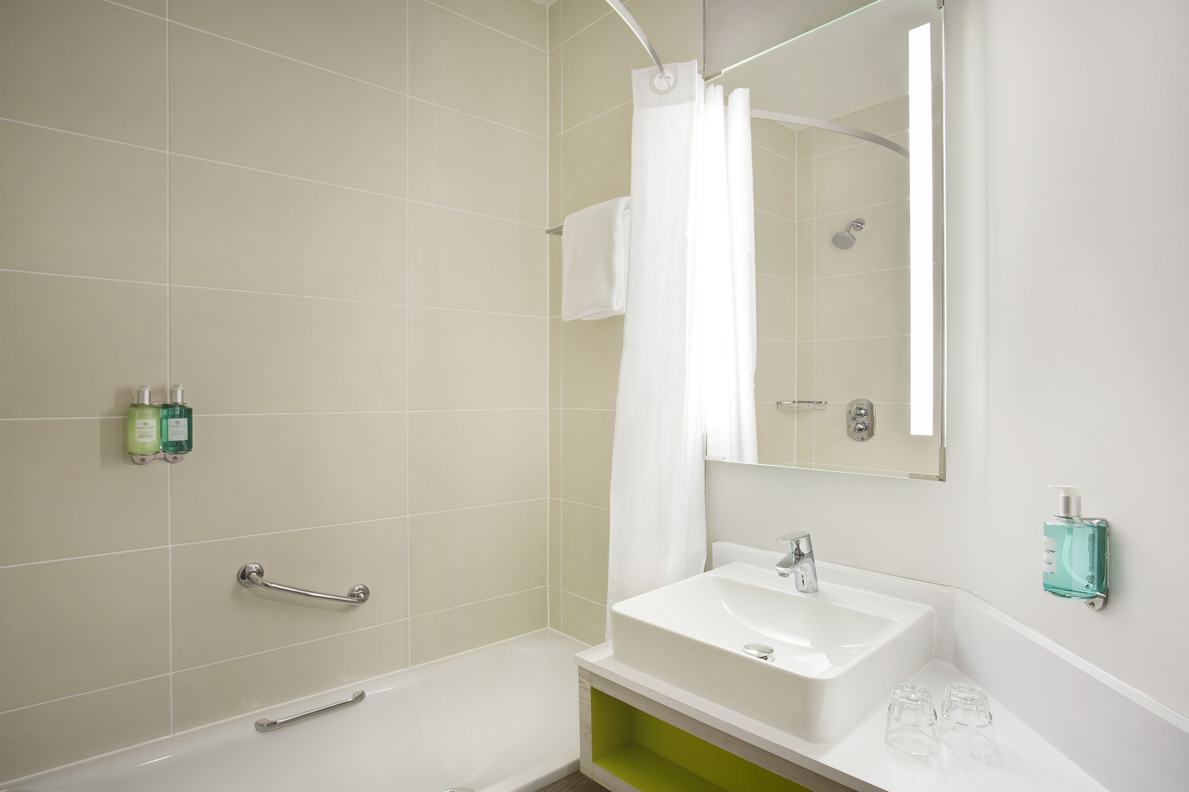 combined shower/bathtub, free toiletries, hair dryer, towels