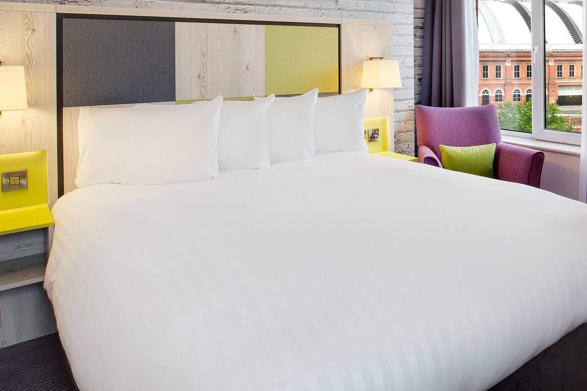 Escritorio, tabla de planchar con plancha, wifi gratis y ropa de cama 