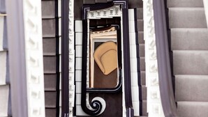 A staircase with a black and white frame, leading to a room with a bed and a mirror. - Trinity Townhouse Hotel (Dublin)
