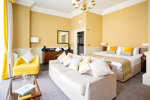 Superior Room | Living area | TV