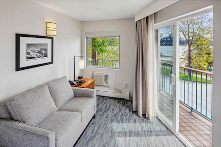 1 Queen, Ocean View | In-room safe, desk, iron/ironing board, free WiFi