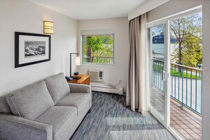 Quarto, 1 cama Queen, vista para o oceano | Cofres nos quartos, escrivaninha, ferros/tábuas de passar roupa