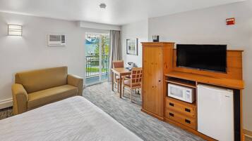 King, Ocean View | In-room safe, desk, iron/ironing board, free WiFi