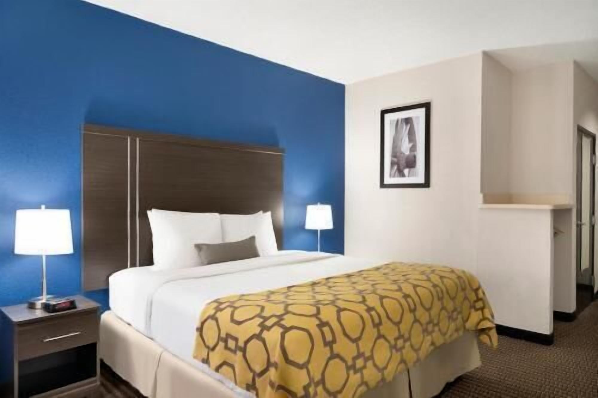Escritorio, cortinas blackout y tabla de planchar con plancha 