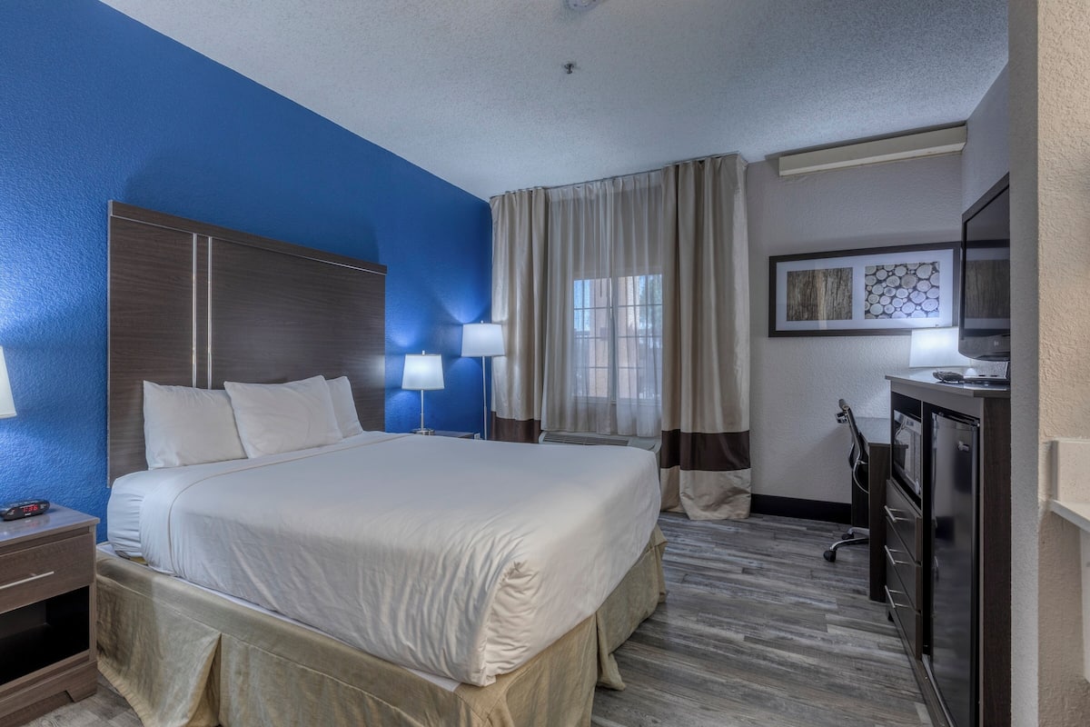 Desk, blackout drapes, iron/ironing board, free WiFi