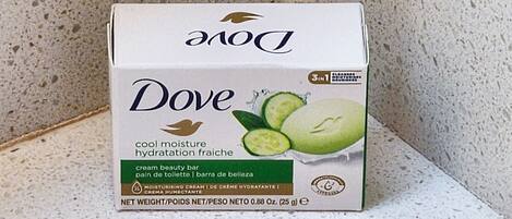 Jabón Dove crema con un peso neto de 25 gramos.