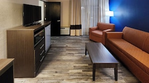 Suite, 1 Queen-Bett, Nichtraucher (Second Floor) | Wohnbereich | 40-Zoll-Flachbildfernseher mit Kabelempfang, Fernseher