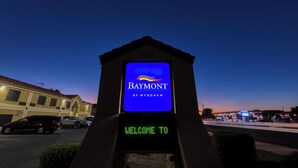 Ein Schild mit der Aufschrift 'Baymont by Wyndham' und 'Willkommen'.